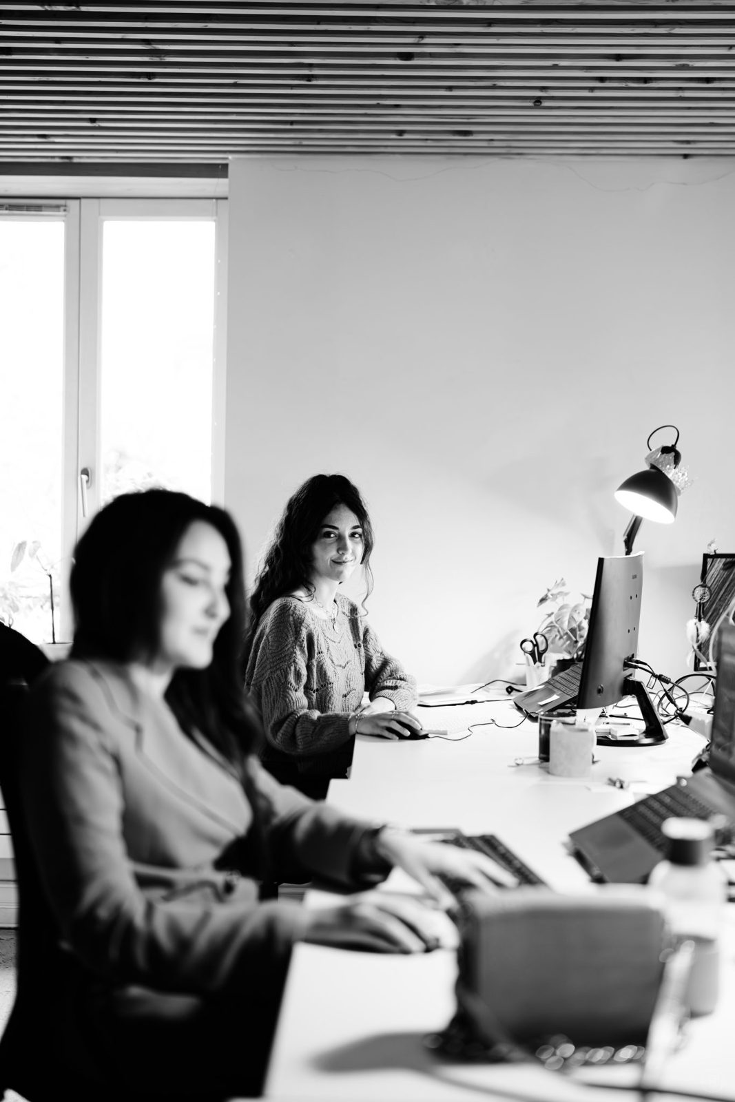 Chargées de campagne influence tourisme au travail dans l'open space de l'agence